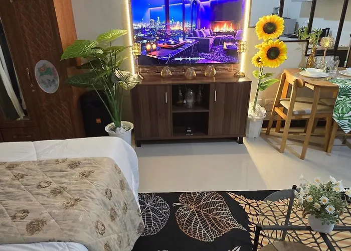 Cozy Dark Luxe Near Mcia Airport